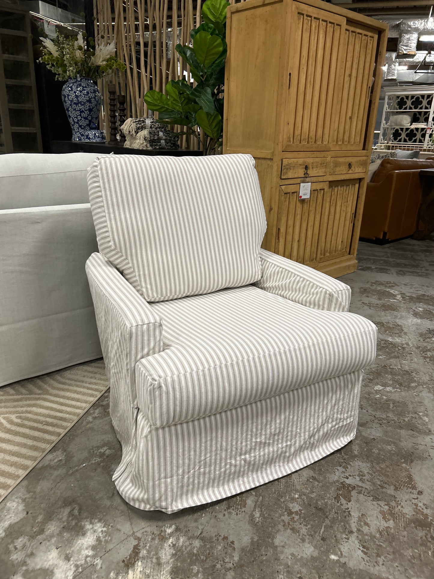 SW548-C30C Slipcover swivel/Glide chair