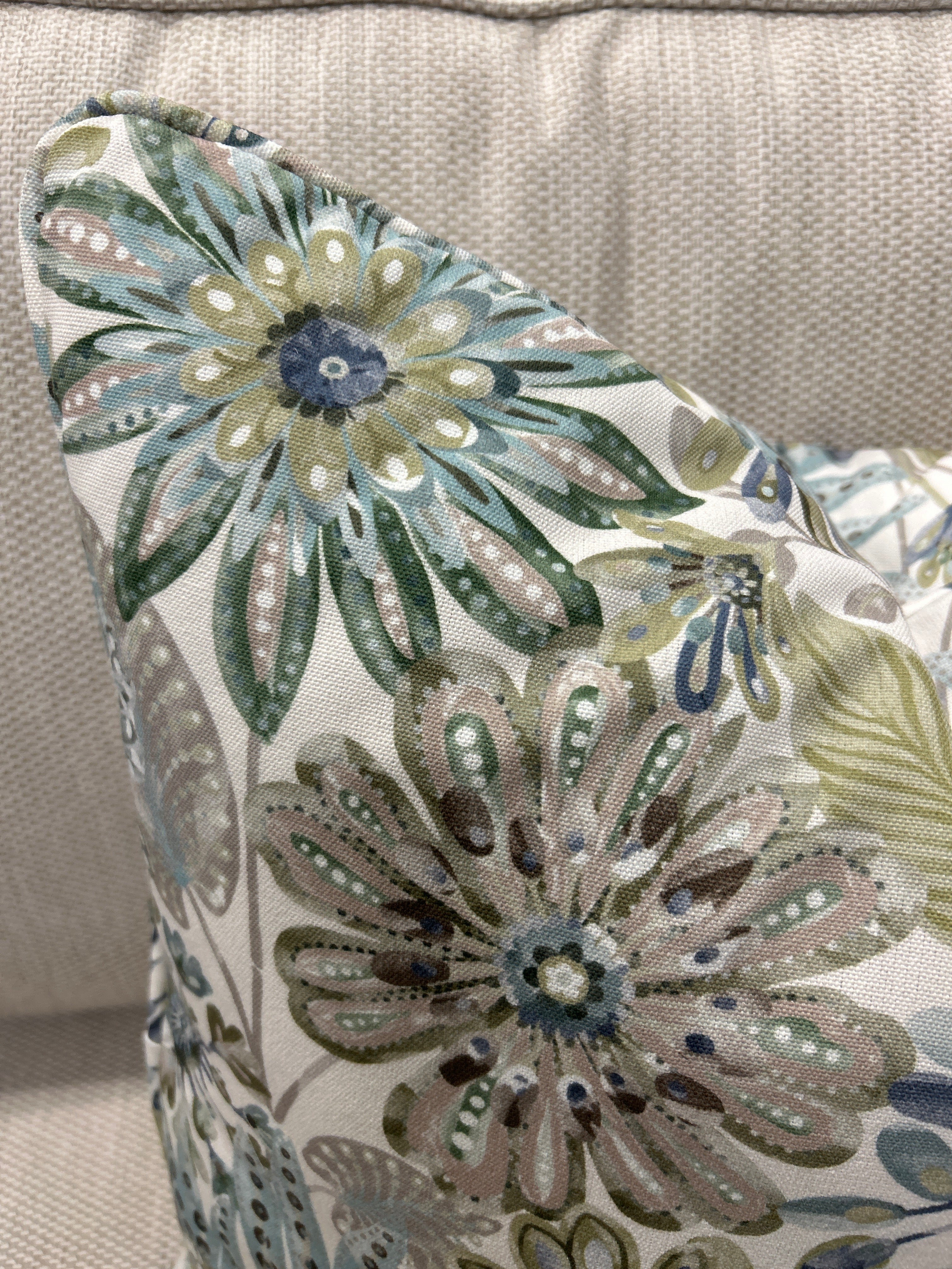 TPF-2SL-SPRING-RAIN-FL TPF-2SL-SPRING-RAIN-FL (Throw). 22x22swlf corded pillow with down insert