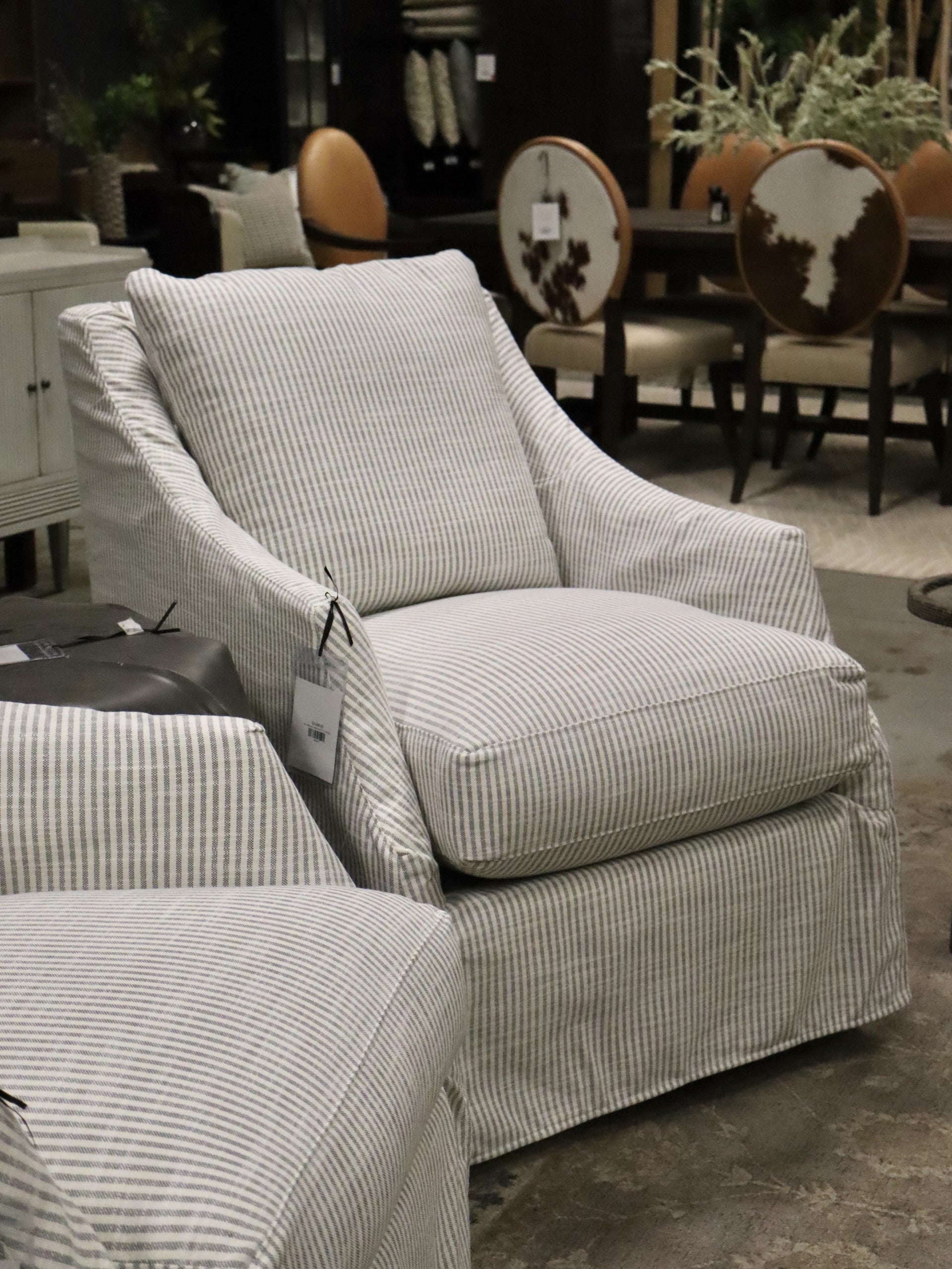 Kori Slipcover Swivel in SA111-04