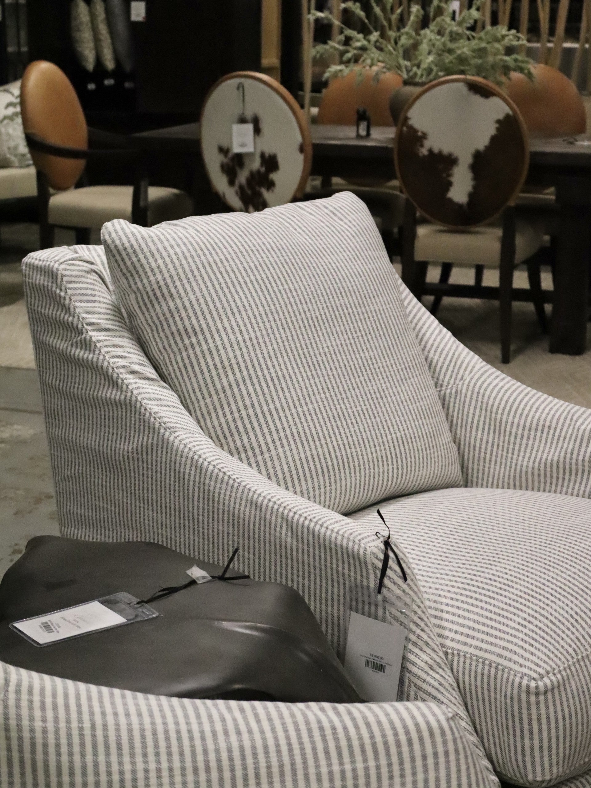 Kori Slipcover Swivel in SA111-04