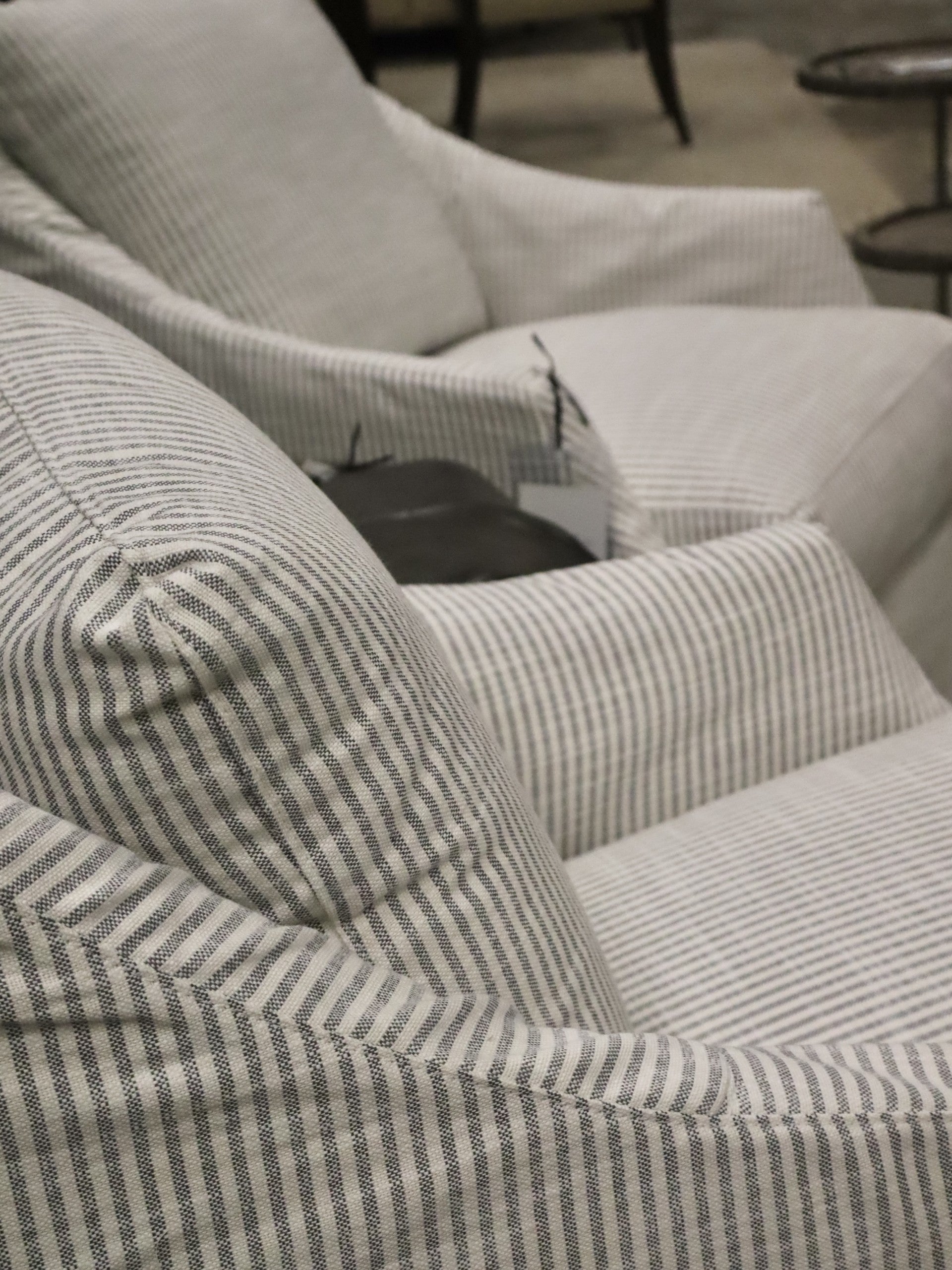 Kori Slipcover Swivel in SA111-04