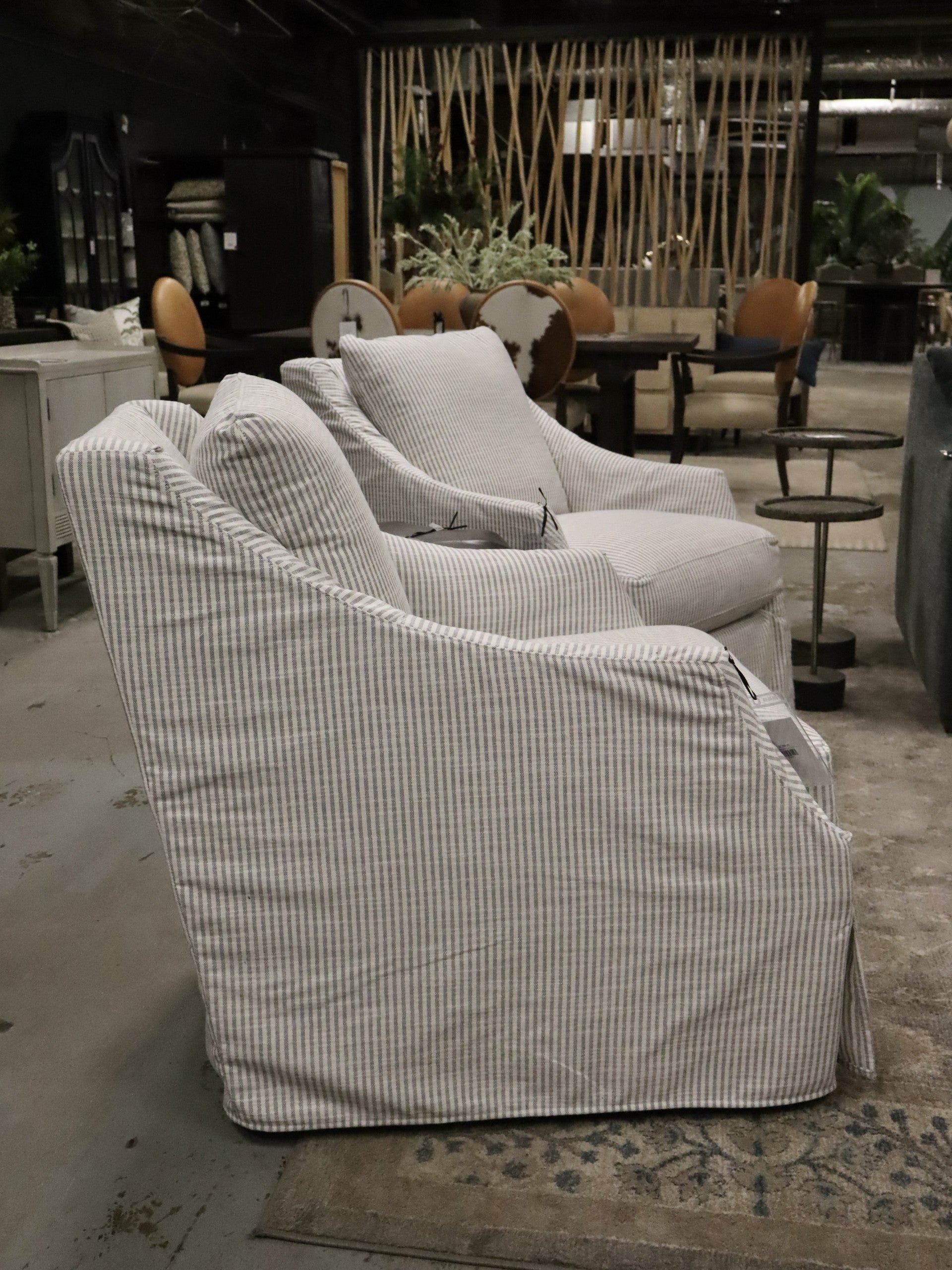 Kori Slipcover Swivel in SA111-04