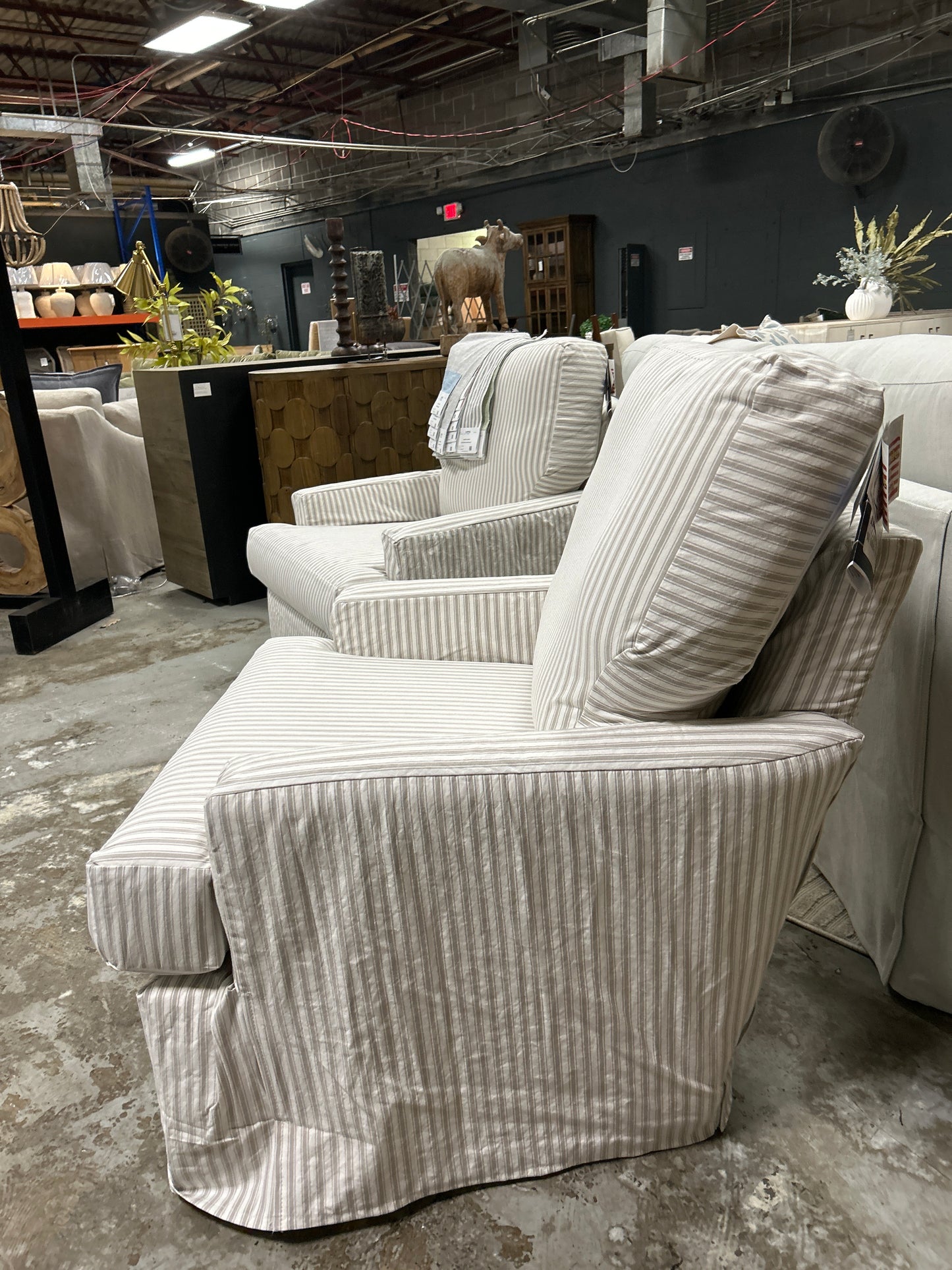 SW548-C30C Slipcover swivel/Glide chair