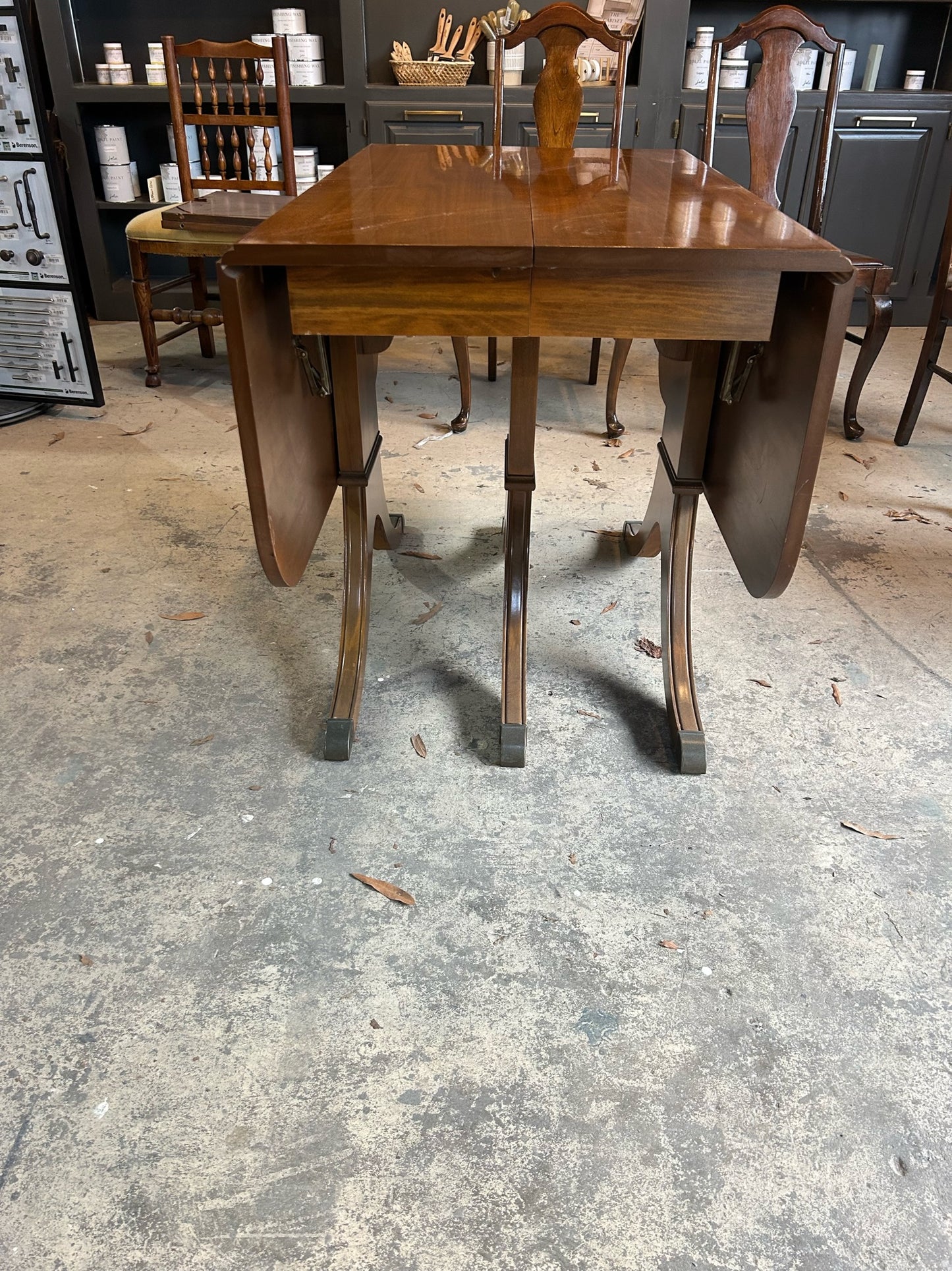 Dining table with 2 leaves (C)