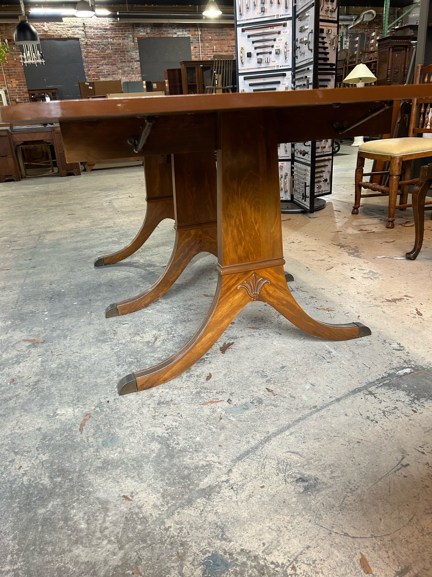 Dining table with 2 leaves (C)