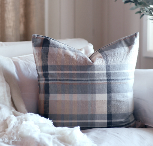 1-3050 20x20 Delacourt Pillow