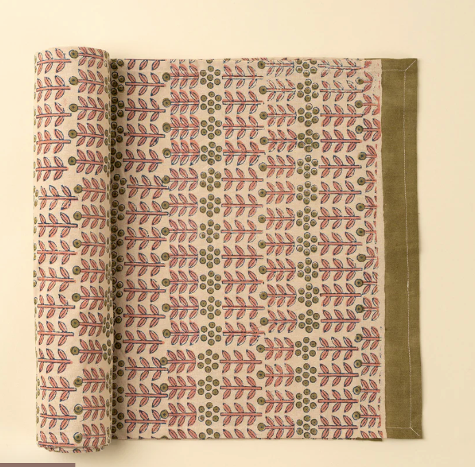 4-6391 Floria Bloack Print Table Runner