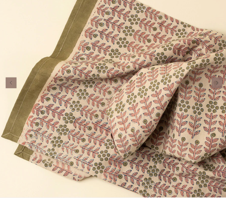 4-6391 Floria Bloack Print Table Runner
