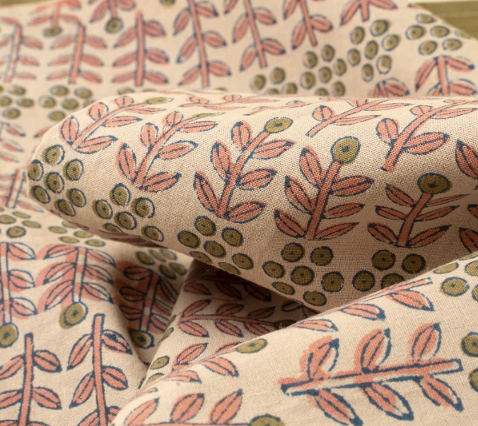 4-6391 Floria Bloack Print Table Runner