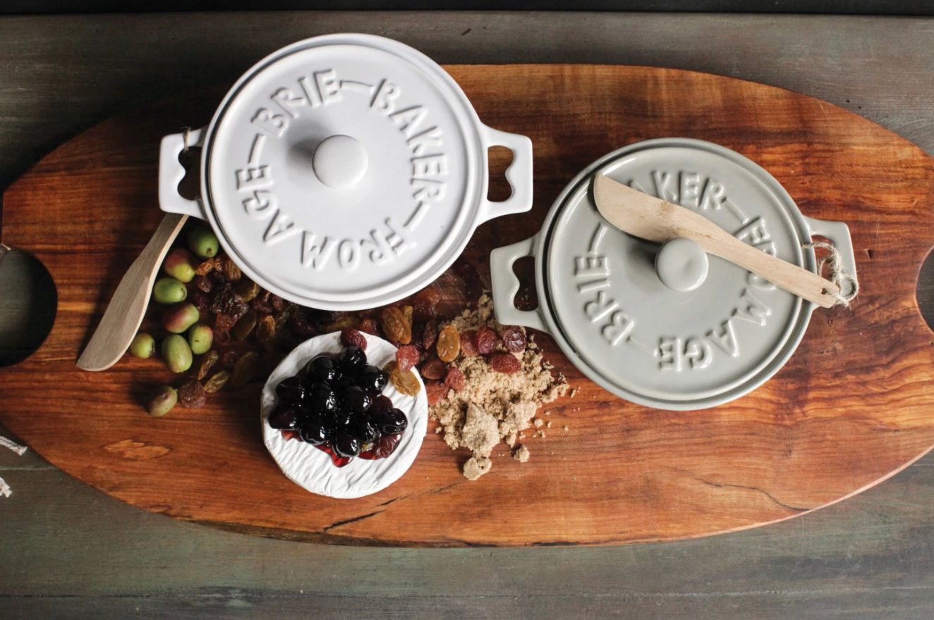 DA2320A Brie Baker w Lid and Spreader