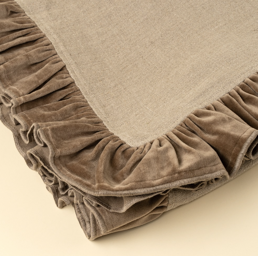 01-8957 60x50 Velvet Ruffle Linen Throw