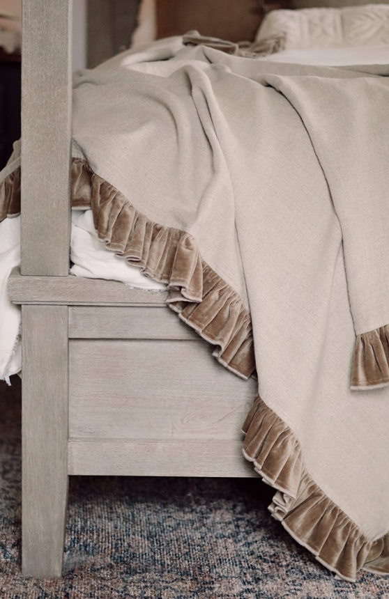 01-8957 60x50 Velvet Ruffle Linen Throw