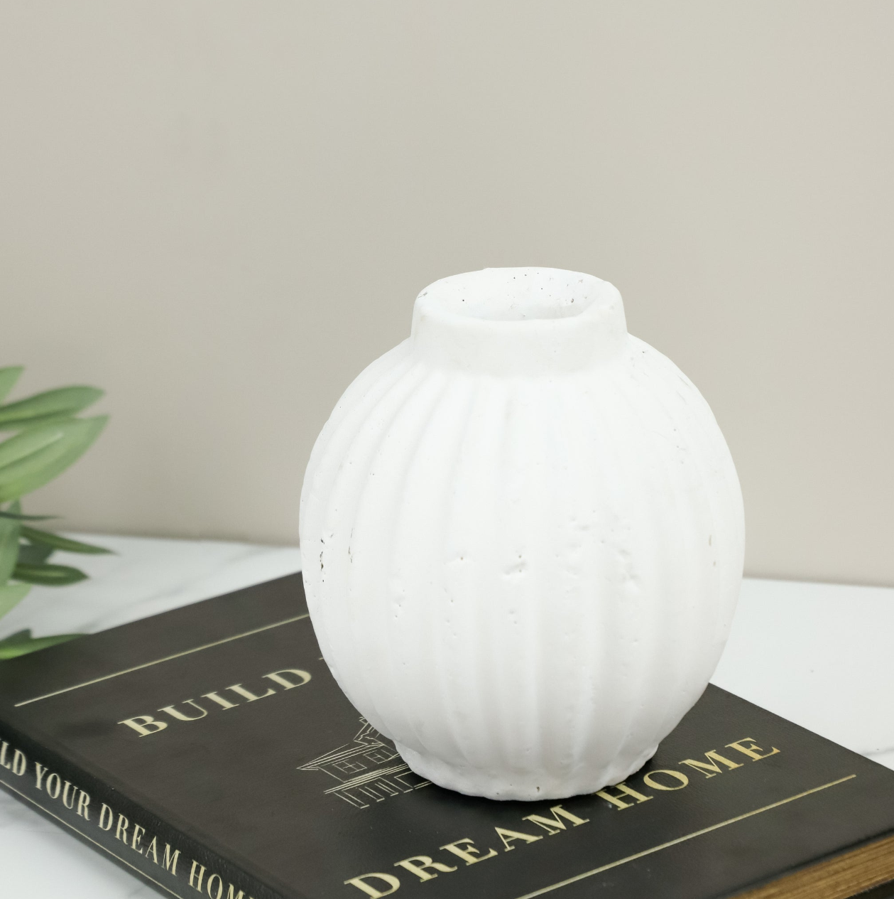 PDCL003 White Lined Vase, Medium