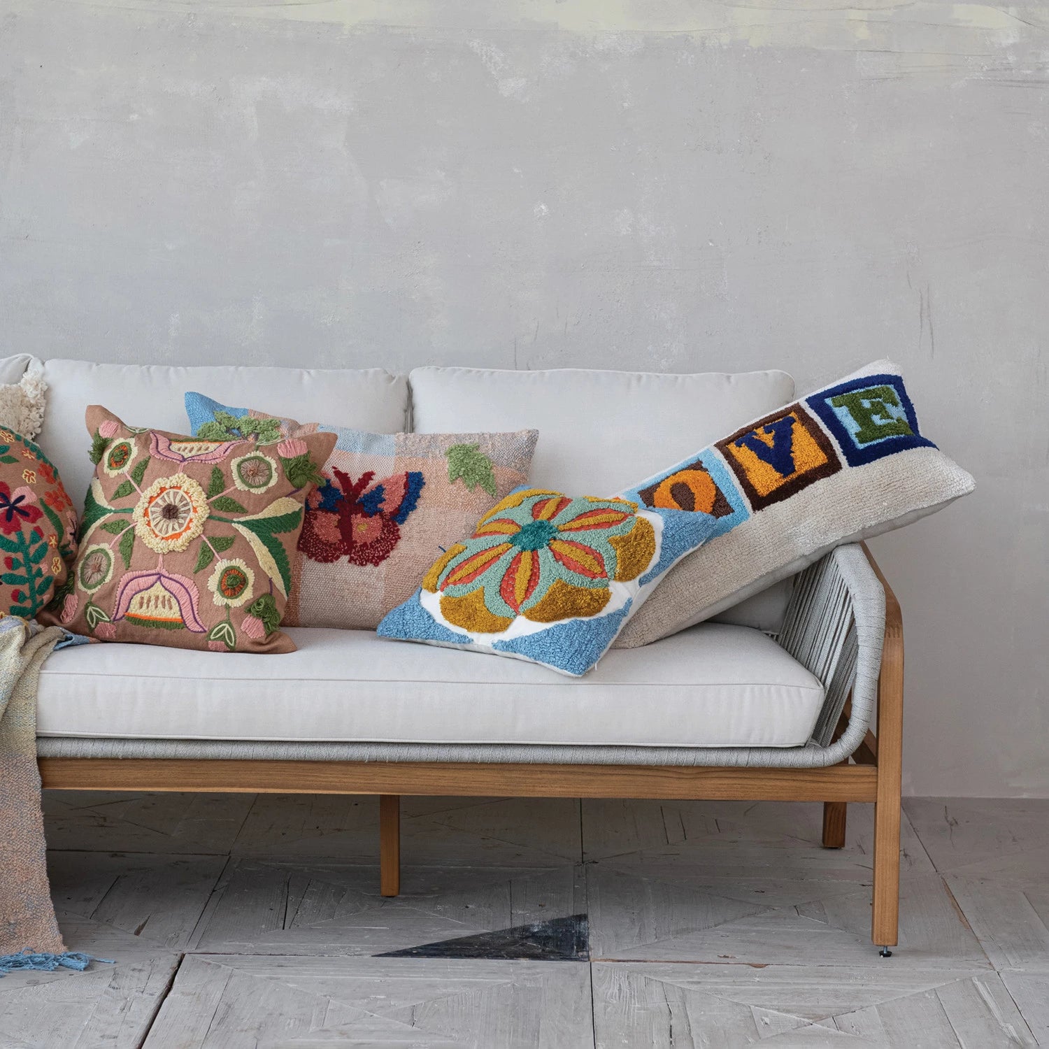 DG0319 16" Indoor/Outdoor Flower Pillow